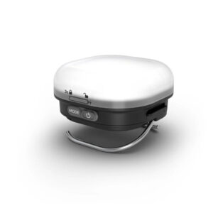 La Silva Glow Recharge est parfaite pour illuminer vos soirées grâce à sa lumière à 360° et ses deux modes : lumière blanche pour les activités et lumière chaude pour une ambiance détendue. Cette lanterne propose quatre niveaux de luminosité, dont un mode économique de 5 lumens pour prolonger l’autonomie. Équipée d’un crochet double pour une suspension polyvalente, d’une base antidérapante et d’une fonction verrouillage, elle est pratique et fiable. Résistante à l’eau (IPX5) et compatible avec des piles alcalines ou une batterie hybride Silva, elle est également fabriquée en matériaux recyclés.