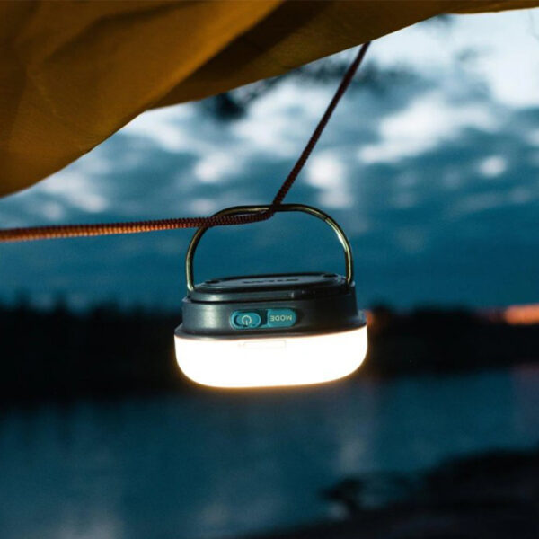 La Silva Glow Recharge est parfaite pour illuminer vos soirées grâce à sa lumière à 360° et ses deux modes : lumière blanche pour les activités et lumière chaude pour une ambiance détendue. Cette lanterne propose quatre niveaux de luminosité, dont un mode économique de 5 lumens pour prolonger l’autonomie. Équipée d’un crochet double pour une suspension polyvalente, d’une base antidérapante et d’une fonction verrouillage, elle est pratique et fiable. Résistante à l’eau (IPX5) et compatible avec des piles alcalines ou une batterie hybride Silva, elle est également fabriquée en matériaux recyclés.