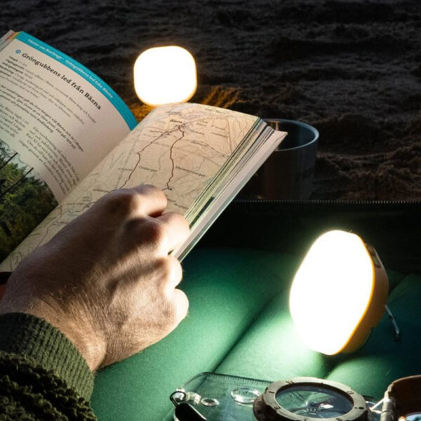 La Silva Glow Recharge est parfaite pour illuminer vos soirées grâce à sa lumière à 360° et ses deux modes : lumière blanche pour les activités et lumière chaude pour une ambiance détendue. Cette lanterne propose quatre niveaux de luminosité, dont un mode économique de 5 lumens pour prolonger l’autonomie. Équipée d’un crochet double pour une suspension polyvalente, d’une base antidérapante et d’une fonction verrouillage, elle est pratique et fiable. Résistante à l’eau (IPX5) et compatible avec des piles alcalines ou une batterie hybride Silva, elle est également fabriquée en matériaux recyclés.