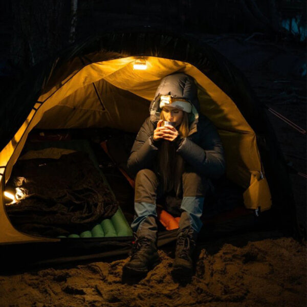 La Silva Glow Recharge est parfaite pour illuminer vos soirées grâce à sa lumière à 360° et ses deux modes : lumière blanche pour les activités et lumière chaude pour une ambiance détendue. Cette lanterne propose quatre niveaux de luminosité, dont un mode économique de 5 lumens pour prolonger l’autonomie. Équipée d’un crochet double pour une suspension polyvalente, d’une base antidérapante et d’une fonction verrouillage, elle est pratique et fiable. Résistante à l’eau (IPX5) et compatible avec des piles alcalines ou une batterie hybride Silva, elle est également fabriquée en matériaux recyclés.