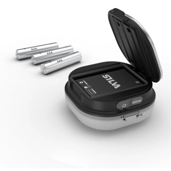 La Silva Glow Recharge est parfaite pour illuminer vos soirées grâce à sa lumière à 360° et ses deux modes : lumière blanche pour les activités et lumière chaude pour une ambiance détendue. Cette lanterne propose quatre niveaux de luminosité, dont un mode économique de 5 lumens pour prolonger l’autonomie. Équipée d’un crochet double pour une suspension polyvalente, d’une base antidérapante et d’une fonction verrouillage, elle est pratique et fiable. Résistante à l’eau (IPX5) et compatible avec des piles alcalines ou une batterie hybride Silva, elle est également fabriquée en matériaux recyclés.