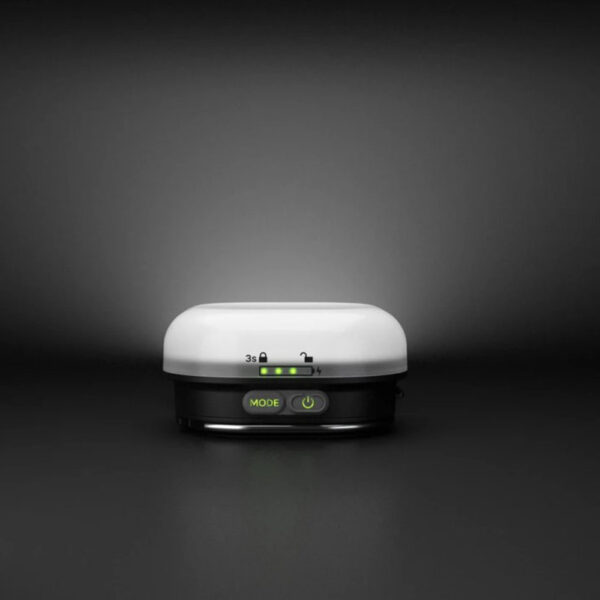 La Silva Glow Recharge est parfaite pour illuminer vos soirées grâce à sa lumière à 360° et ses deux modes : lumière blanche pour les activités et lumière chaude pour une ambiance détendue. Cette lanterne propose quatre niveaux de luminosité, dont un mode économique de 5 lumens pour prolonger l’autonomie. Équipée d’un crochet double pour une suspension polyvalente, d’une base antidérapante et d’une fonction verrouillage, elle est pratique et fiable. Résistante à l’eau (IPX5) et compatible avec des piles alcalines ou une batterie hybride Silva, elle est également fabriquée en matériaux recyclés.
