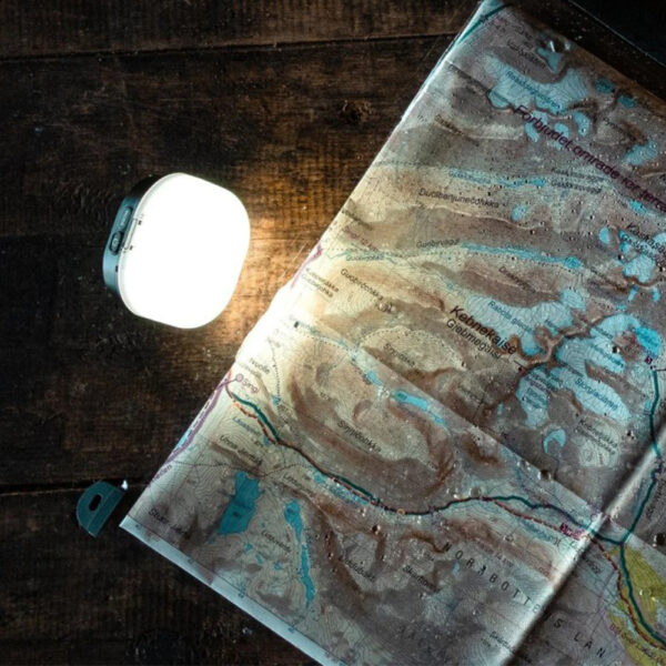 La Silva Glow Recharge est parfaite pour illuminer vos soirées grâce à sa lumière à 360° et ses deux modes : lumière blanche pour les activités et lumière chaude pour une ambiance détendue. Cette lanterne propose quatre niveaux de luminosité, dont un mode économique de 5 lumens pour prolonger l’autonomie. Équipée d’un crochet double pour une suspension polyvalente, d’une base antidérapante et d’une fonction verrouillage, elle est pratique et fiable. Résistante à l’eau (IPX5) et compatible avec des piles alcalines ou une batterie hybride Silva, elle est également fabriquée en matériaux recyclés.