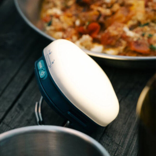 La Silva Glow Recharge est parfaite pour illuminer vos soirées grâce à sa lumière à 360° et ses deux modes : lumière blanche pour les activités et lumière chaude pour une ambiance détendue. Cette lanterne propose quatre niveaux de luminosité, dont un mode économique de 5 lumens pour prolonger l’autonomie. Équipée d’un crochet double pour une suspension polyvalente, d’une base antidérapante et d’une fonction verrouillage, elle est pratique et fiable. Résistante à l’eau (IPX5) et compatible avec des piles alcalines ou une batterie hybride Silva, elle est également fabriquée en matériaux recyclés.