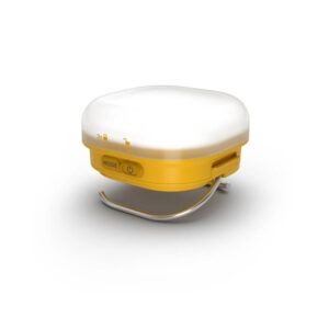 La Silva Glow Recharge est parfaite pour illuminer vos soirées grâce à sa lumière à 360° et ses deux modes : lumière blanche pour les activités et lumière chaude pour une ambiance détendue. Cette lanterne propose quatre niveaux de luminosité, dont un mode économique de 5 lumens pour prolonger l’autonomie. Équipée d’un crochet double pour une suspension polyvalente, d’une base antidérapante et d’une fonction verrouillage, elle est pratique et fiable. Résistante à l’eau (IPX5) et compatible avec des piles alcalines ou une batterie hybride Silva, elle est également fabriquée en matériaux recyclés.