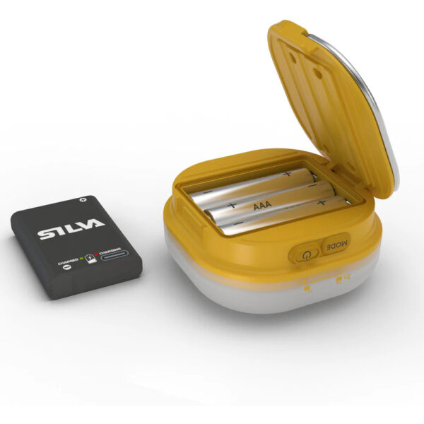 La Silva Glow Recharge est parfaite pour illuminer vos soirées grâce à sa lumière à 360° et ses deux modes : lumière blanche pour les activités et lumière chaude pour une ambiance détendue. Cette lanterne propose quatre niveaux de luminosité, dont un mode économique de 5 lumens pour prolonger l’autonomie. Équipée d’un crochet double pour une suspension polyvalente, d’une base antidérapante et d’une fonction verrouillage, elle est pratique et fiable. Résistante à l’eau (IPX5) et compatible avec des piles alcalines ou une batterie hybride Silva, elle est également fabriquée en matériaux recyclés.