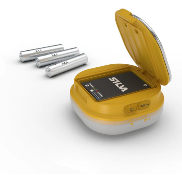 La Silva Glow Recharge est parfaite pour illuminer vos soirées grâce à sa lumière à 360° et ses deux modes : lumière blanche pour les activités et lumière chaude pour une ambiance détendue. Cette lanterne propose quatre niveaux de luminosité, dont un mode économique de 5 lumens pour prolonger l’autonomie. Équipée d’un crochet double pour une suspension polyvalente, d’une base antidérapante et d’une fonction verrouillage, elle est pratique et fiable. Résistante à l’eau (IPX5) et compatible avec des piles alcalines ou une batterie hybride Silva, elle est également fabriquée en matériaux recyclés.