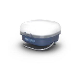 La Silva Glow Recharge est parfaite pour illuminer vos soirées grâce à sa lumière à 360° et ses deux modes : lumière blanche pour les activités et lumière chaude pour une ambiance détendue. Cette lanterne propose quatre niveaux de luminosité, dont un mode économique de 5 lumens pour prolonger l’autonomie. Équipée d’un crochet double pour une suspension polyvalente, d’une base antidérapante et d’une fonction verrouillage, elle est pratique et fiable. Résistante à l’eau (IPX5) et compatible avec des piles alcalines ou une batterie hybride Silva, elle est également fabriquée en matériaux recyclés.