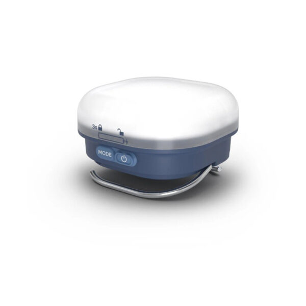 La Silva Glow Recharge est parfaite pour illuminer vos soirées grâce à sa lumière à 360° et ses deux modes : lumière blanche pour les activités et lumière chaude pour une ambiance détendue. Cette lanterne propose quatre niveaux de luminosité, dont un mode économique de 5 lumens pour prolonger l’autonomie. Équipée d’un crochet double pour une suspension polyvalente, d’une base antidérapante et d’une fonction verrouillage, elle est pratique et fiable. Résistante à l’eau (IPX5) et compatible avec des piles alcalines ou une batterie hybride Silva, elle est également fabriquée en matériaux recyclés.