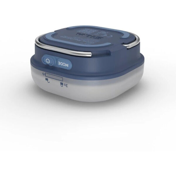 La Silva Glow Recharge est parfaite pour illuminer vos soirées grâce à sa lumière à 360° et ses deux modes : lumière blanche pour les activités et lumière chaude pour une ambiance détendue. Cette lanterne propose quatre niveaux de luminosité, dont un mode économique de 5 lumens pour prolonger l’autonomie. Équipée d’un crochet double pour une suspension polyvalente, d’une base antidérapante et d’une fonction verrouillage, elle est pratique et fiable. Résistante à l’eau (IPX5) et compatible avec des piles alcalines ou une batterie hybride Silva, elle est également fabriquée en matériaux recyclés.