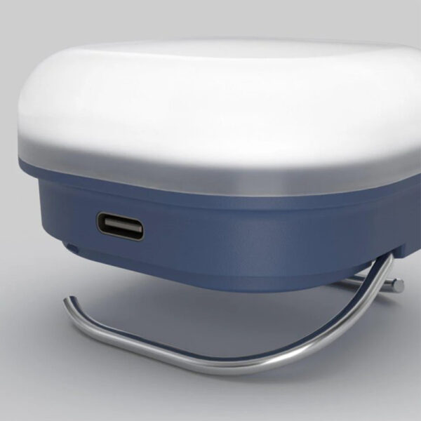 La Silva Glow Recharge est parfaite pour illuminer vos soirées grâce à sa lumière à 360° et ses deux modes : lumière blanche pour les activités et lumière chaude pour une ambiance détendue. Cette lanterne propose quatre niveaux de luminosité, dont un mode économique de 5 lumens pour prolonger l’autonomie. Équipée d’un crochet double pour une suspension polyvalente, d’une base antidérapante et d’une fonction verrouillage, elle est pratique et fiable. Résistante à l’eau (IPX5) et compatible avec des piles alcalines ou une batterie hybride Silva, elle est également fabriquée en matériaux recyclés.