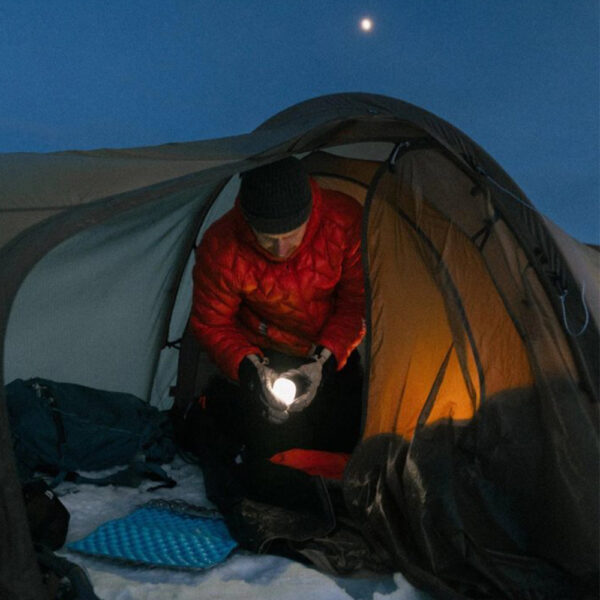 La Silva Glow Recharge est parfaite pour illuminer vos soirées grâce à sa lumière à 360° et ses deux modes : lumière blanche pour les activités et lumière chaude pour une ambiance détendue. Cette lanterne propose quatre niveaux de luminosité, dont un mode économique de 5 lumens pour prolonger l’autonomie. Équipée d’un crochet double pour une suspension polyvalente, d’une base antidérapante et d’une fonction verrouillage, elle est pratique et fiable. Résistante à l’eau (IPX5) et compatible avec des piles alcalines ou une batterie hybride Silva, elle est également fabriquée en matériaux recyclés.