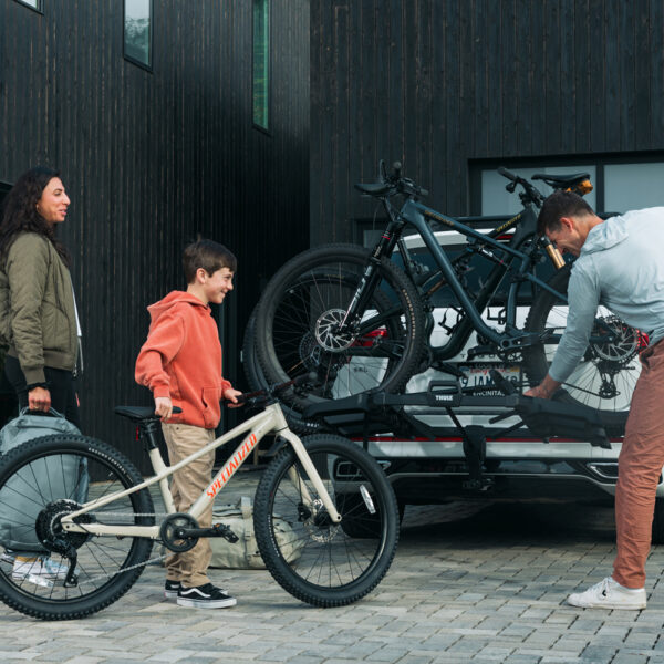 Thule OutPace est une plateforme de vélo légère et compacte capable de transporter jusqu'à trois vélos