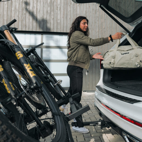 Thule OutPace est une plateforme de vélo légère et compacte capable de transporter jusqu'à trois vélos