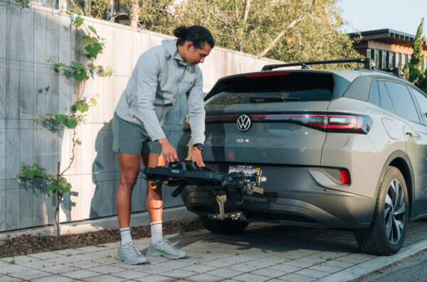 Thule OutPace est une plateforme de vélo légère et compacte capable de transporter jusqu'à trois vélos