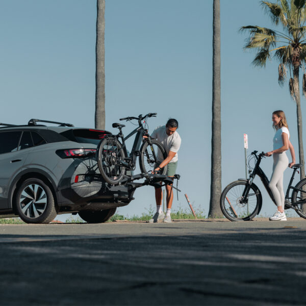 Thule OutPace est une plateforme de vélo légère et compacte capable de transporter jusqu'à trois vélos