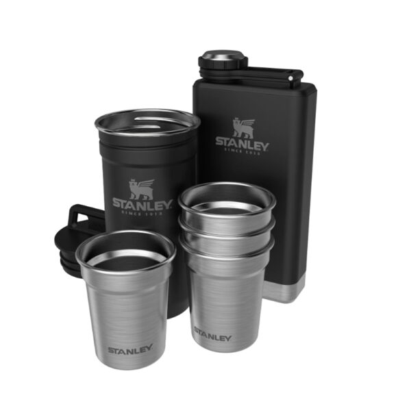 Des films dans le parc. De longues promenades à vélo. Les festivals de musique. La conquête des montagnes. Il y a tellement d'endroits où vous pouvez emmener ce kit. Les verres à shot en acier inoxydable s'emboîtent parfaitement dans l'étui de transport et ne se briseront pas, même si vous les faites tomber. La flasque mince de 23 litres contient suffisamment d'eau pour remplir les quatre verres, tout en se glissant facilement dans un petit sac ou un sac à dos. STANLEY NOUMEA chez Escape New Caledonia