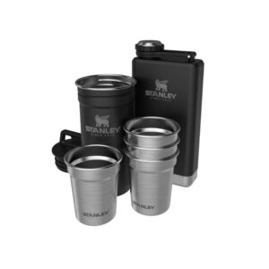 Des films dans le parc. De longues promenades à vélo. Les festivals de musique. La conquête des montagnes. Il y a tellement d'endroits où vous pouvez emmener ce kit. Les verres à shot en acier inoxydable s'emboîtent parfaitement dans l'étui de transport et ne se briseront pas, même si vous les faites tomber. La flasque mince de 23 litres contient suffisamment d'eau pour remplir les quatre verres, tout en se glissant facilement dans un petit sac ou un sac à dos. STANLEY NOUMEA chez Escape New Caledonia