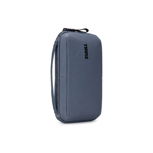 Bagagerie THULE en Nouvelle Calédonie, sac à dos, bandoulière pratiques pour passeport et accessoires. Valises cabines légères compatible Aérien. Disponible sur Nouméa chez Escape New Caledonia et au Concept Store quartier latin. Parfait pour les aventuriers. Les agences de voyages vous conseillent la bagagerie THULE pour vos vacances et votre business. Un trek, une rando ? Nous avons ce qu'il faut chez Escape New Caledonia. Passeport RFID