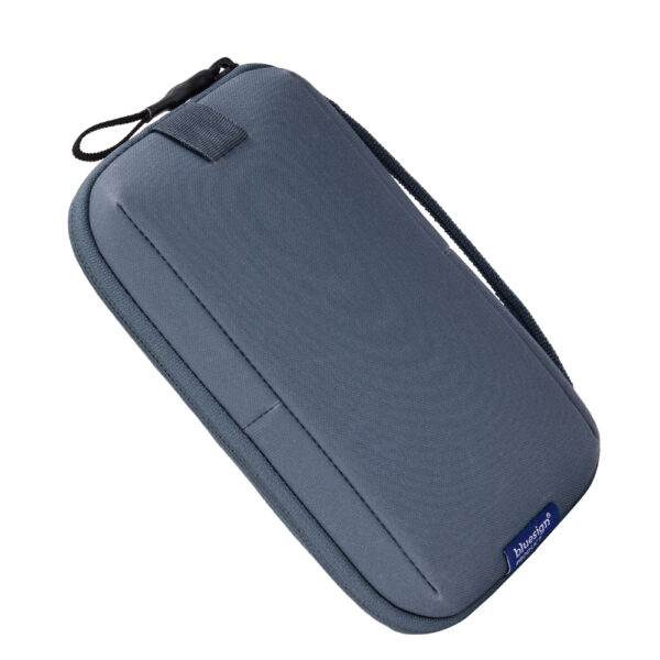 Bagagerie THULE en Nouvelle Calédonie, sac à dos, bandoulière pratiques pour passeport et accessoires. Valises cabines légères compatible Aérien. Disponible sur Nouméa chez Escape New Caledonia et au Concept Store quartier latin. Parfait pour les aventuriers. Les agences de voyages vous conseillent la bagagerie THULE pour vos vacances et votre business. Un trek, une rando ? Nous avons ce qu'il faut chez Escape New Caledonia. Passeport RFID