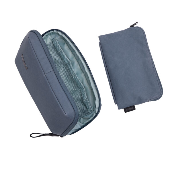 Bagagerie THULE en Nouvelle Calédonie, sac à dos, bandoulière pratiques pour passeport et accessoires. Valises cabines légères compatible Aérien. Disponible sur Nouméa chez Escape New Caledonia et au Concept Store quartier latin. Parfait pour les aventuriers. Les agences de voyages vous conseillent la bagagerie THULE pour vos vacances et votre business. Un trek, une rando ? Nous avons ce qu'il faut chez Escape New Caledonia. Passeport RFID