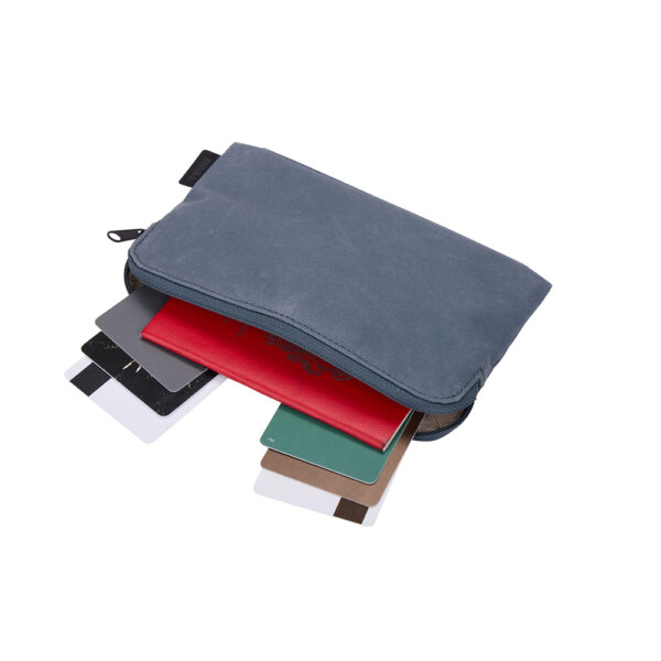 Bagagerie THULE en Nouvelle Calédonie, sac à dos, bandoulière pratiques pour passeport et accessoires. Valises cabines légères compatible Aérien. Disponible sur Nouméa chez Escape New Caledonia et au Concept Store quartier latin. Parfait pour les aventuriers. Les agences de voyages vous conseillent la bagagerie THULE pour vos vacances et votre business. Un trek, une rando ? Nous avons ce qu'il faut chez Escape New Caledonia. Passeport RFID