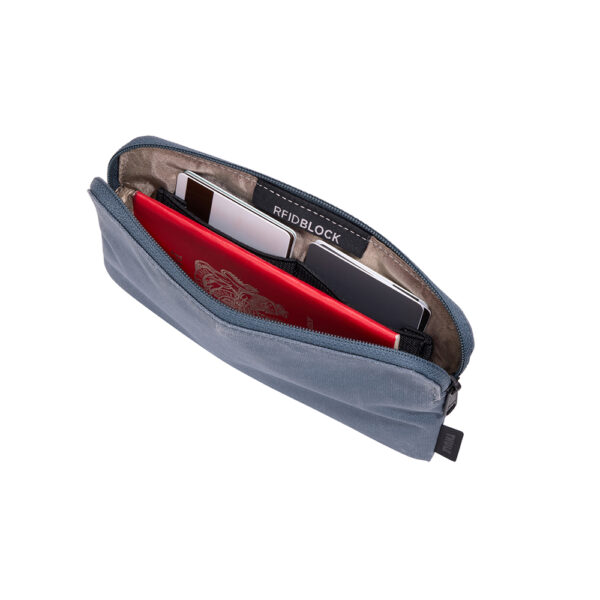 Bagagerie THULE en Nouvelle Calédonie, sac à dos, bandoulière pratiques pour passeport et accessoires. Valises cabines légères compatible Aérien. Disponible sur Nouméa chez Escape New Caledonia et au Concept Store quartier latin. Parfait pour les aventuriers. Les agences de voyages vous conseillent la bagagerie THULE pour vos vacances et votre business. Un trek, une rando ? Nous avons ce qu'il faut chez Escape New Caledonia. Passeport RFID