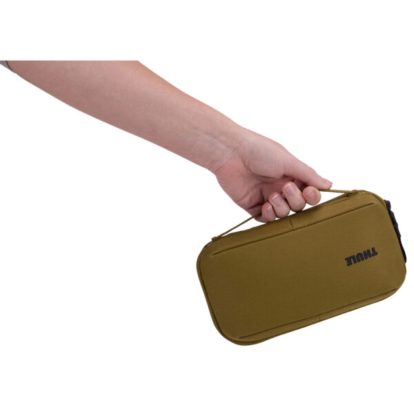 Bagagerie THULE en Nouvelle Calédonie, sac à dos, bandoulière pratiques pour passeport et accessoires. Valises cabines légères compatible Aérien. Disponible sur Nouméa chez Escape New Caledonia et au Concept Store quartier latin. Parfait pour les aventuriers. Les agences de voyages vous conseillent la bagagerie THULE pour vos vacances et votre business. Un trek, une rando ? Nous avons ce qu'il faut chez Escape New Caledonia. Passeport RFID