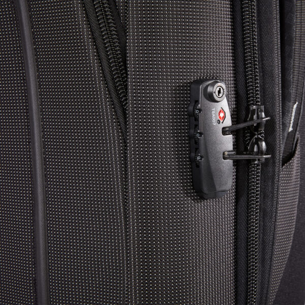 Le sac cabine Thule Crossover 2 est un bagage à main robuste et professionnel, qui s'agrandit pour offrir un espace de rangement supplémentaire et se manie facilement grâce à ses 8 roues multidirectionnelles. Votre prochain vol avec Aircalin à Nouméa est Ready !