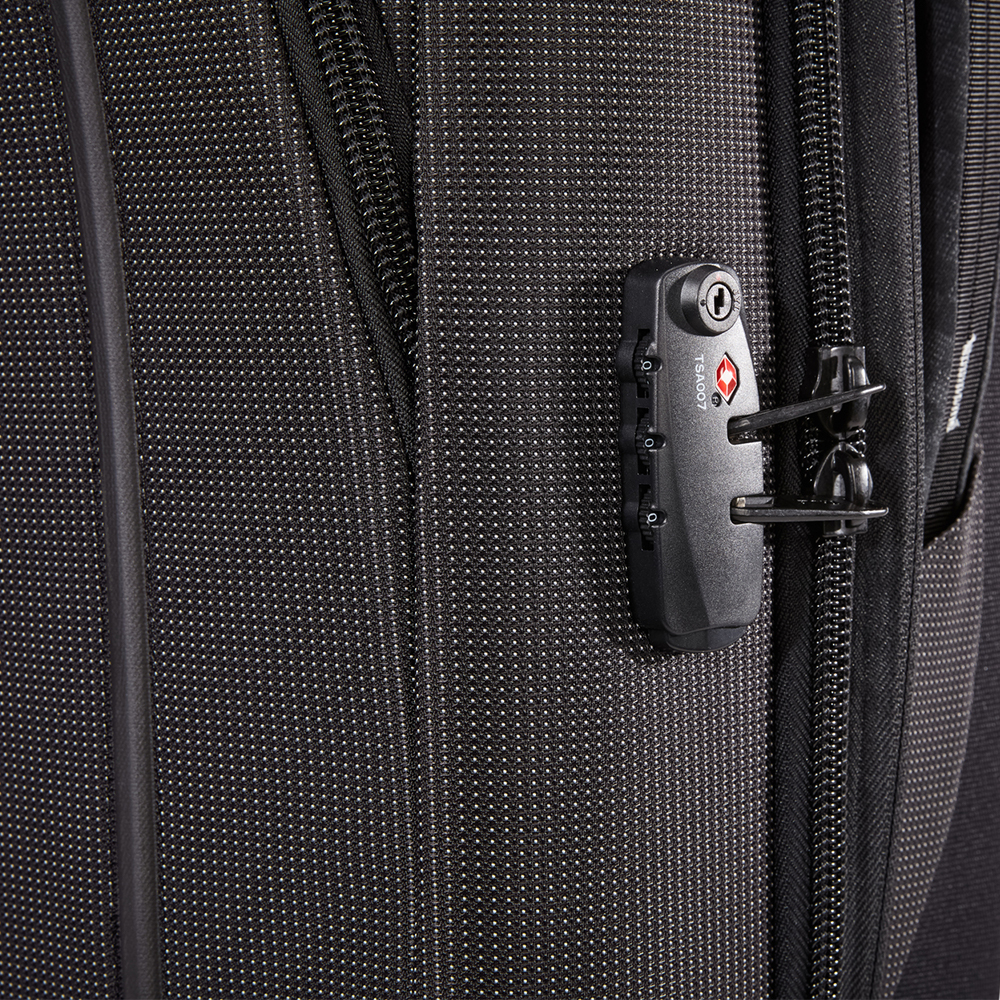 Le sac cabine Thule Crossover 2 est un bagage à main robuste et professionnel, qui s'agrandit pour offrir un espace de rangement supplémentaire et se manie facilement grâce à ses 8 roues multidirectionnelles. Votre prochain vol avec Aircalin à Nouméa est Ready !