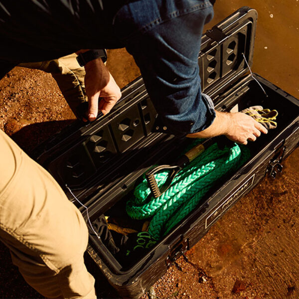 Les caisses d'équipement PELICAN à Nouméa sont chez Escape New Caldonia. Boutique Outdoor et équipementier automobile. Les valises Pelican Cargo sont la solution idéale pour ranger, sécuriser et protéger vos précieux équipements, vêtements, outils et même vos aliments secs. Conçues avec la même performance et la même qualité légendaires qui ont fait la réputation de Pelican, les valises Pelican™ Cargo sont extrêmement durables, résistantes aux intempéries et bénéficient d'une garantie à vie limitée (valises uniquement). Prêtes à être montées et protégées, les valises Pelican Cargo peuvent être fixées sur votre galerie de toit, la benne de votre camion ou rangées dans votre SUV.