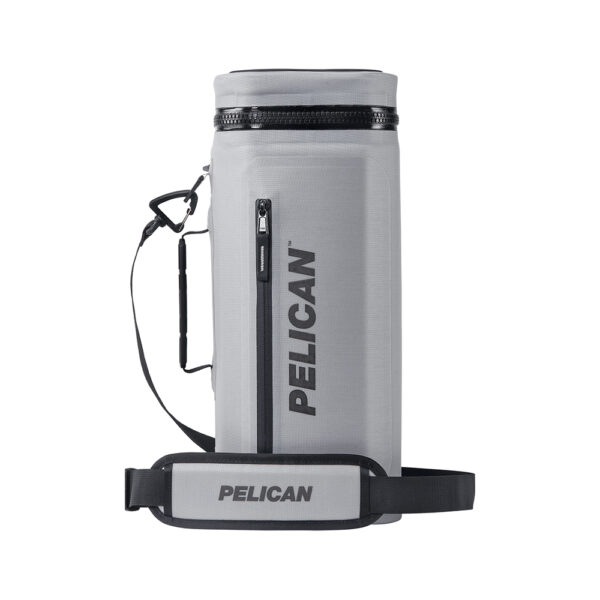 La glacière sac à dos Peli™ Dayventure a été conçue de manière unique en gardant à l'esprit le maximum de polyvalence. Cette glacière sac à dos robuste, mais légère, est dotée de deux compartiments de stockage isolés. Le fond est un compartiment dédié à la glacière, doté d'une fermeture Éclair étanche, qui conserve le froid toute la journée (elle est plus performante lorsqu'elle est utilisée avec un Ice Pack Peli™) et qui convient parfaitement à un pack de 6 canettes. Avec une large ouverture et une isolation thermique, la partie supérieure peut être utilisée comme compartiment supplémentaire pour la glacière, ou pour un stockage séparé à l'abri de l'humidité. La coque extérieure résistante à l'eau, durable et indéchirable est associée à une base moulée par compression qui permet au sac à dos de tenir debout tout seul. Disponible à Noumea PELICAN Nouvelle calédonie. Revendeurs
