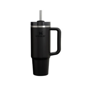 Ce Quencher H2.0 est de taille généreuse (mais pas surdimensionnée) et est doté d’une poignée confortable et pratique ainsi que d’une base étroite qui s'adapte à la plupart des porte-gobelets