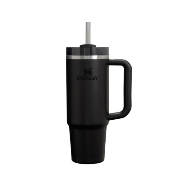 Ce Quencher H2.0 est de taille généreuse (mais pas surdimensionnée) et est doté d’une poignée confortable et pratique ainsi que d’une base étroite qui s'adapte à la plupart des porte-gobelets